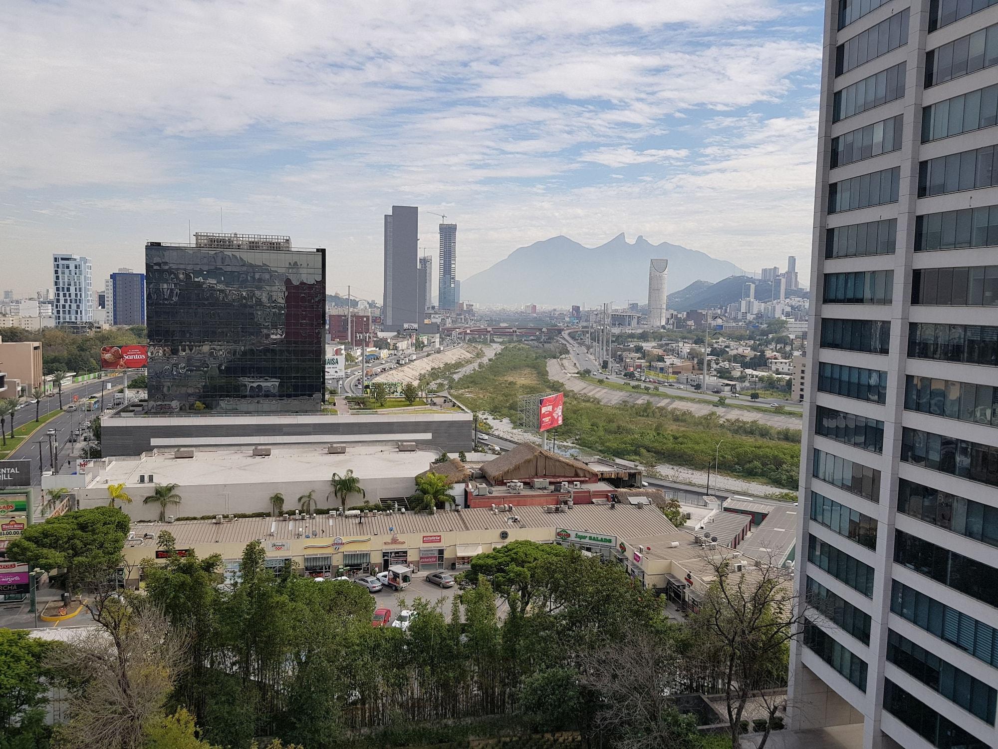 מלון Courtyard Monterrey San Jeronimo מראה חיצוני תמונה