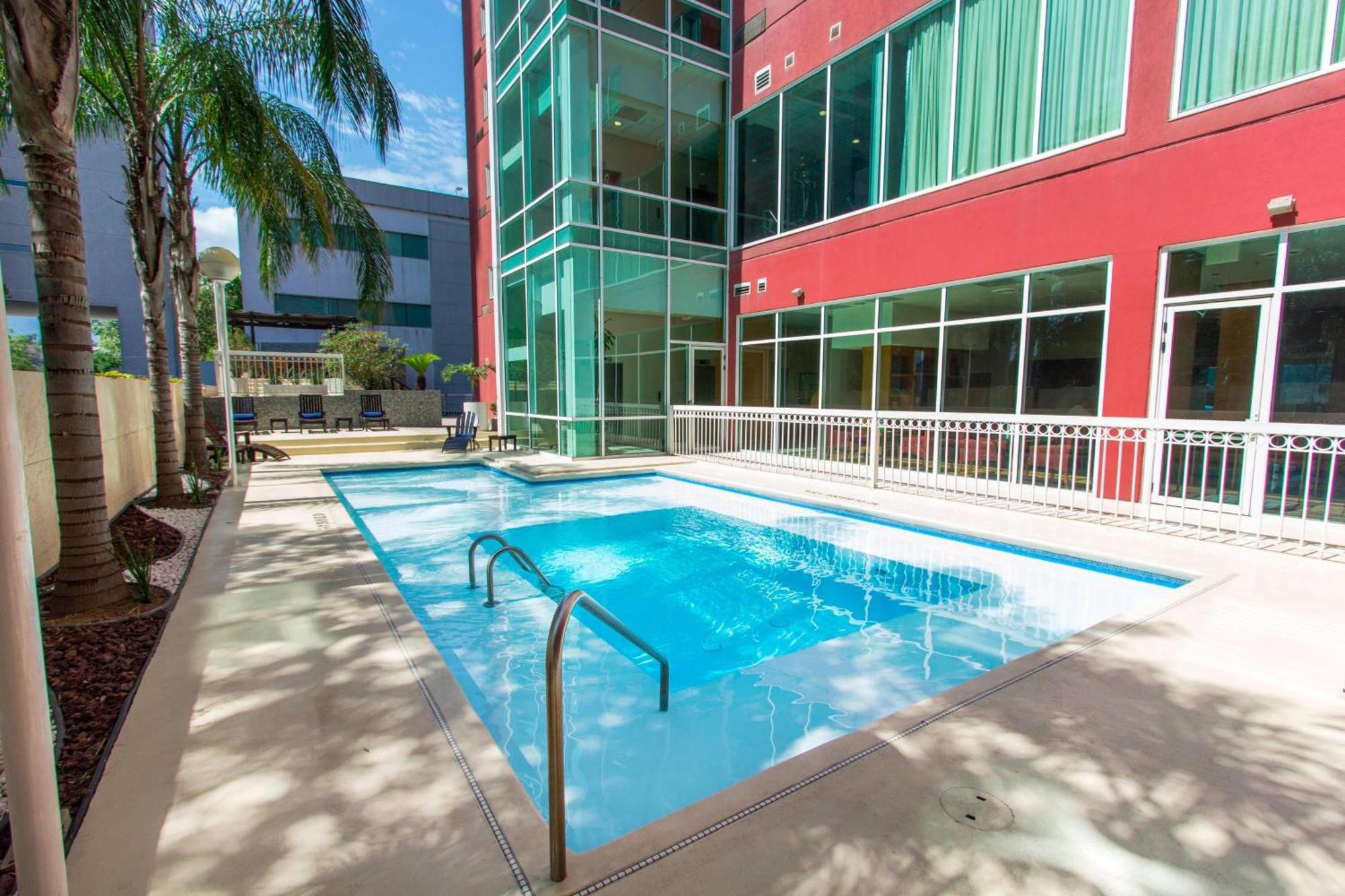 מלון Courtyard Monterrey San Jeronimo מראה חיצוני תמונה